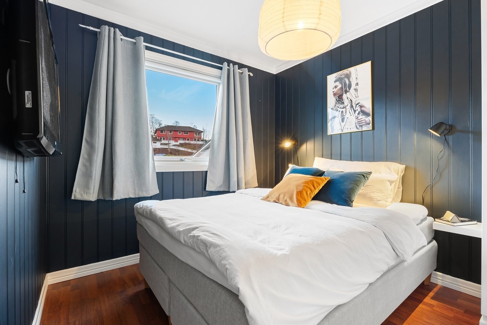 Soverommet er 10 m² og har plass til dobbeltseng, nattbord og.. Galleribilde