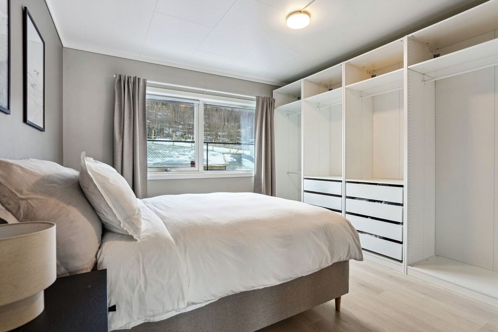 Her er det utstyrt med en stor garderobeløsning som sørger for godt med oppbevaringsplass. Galleribilde