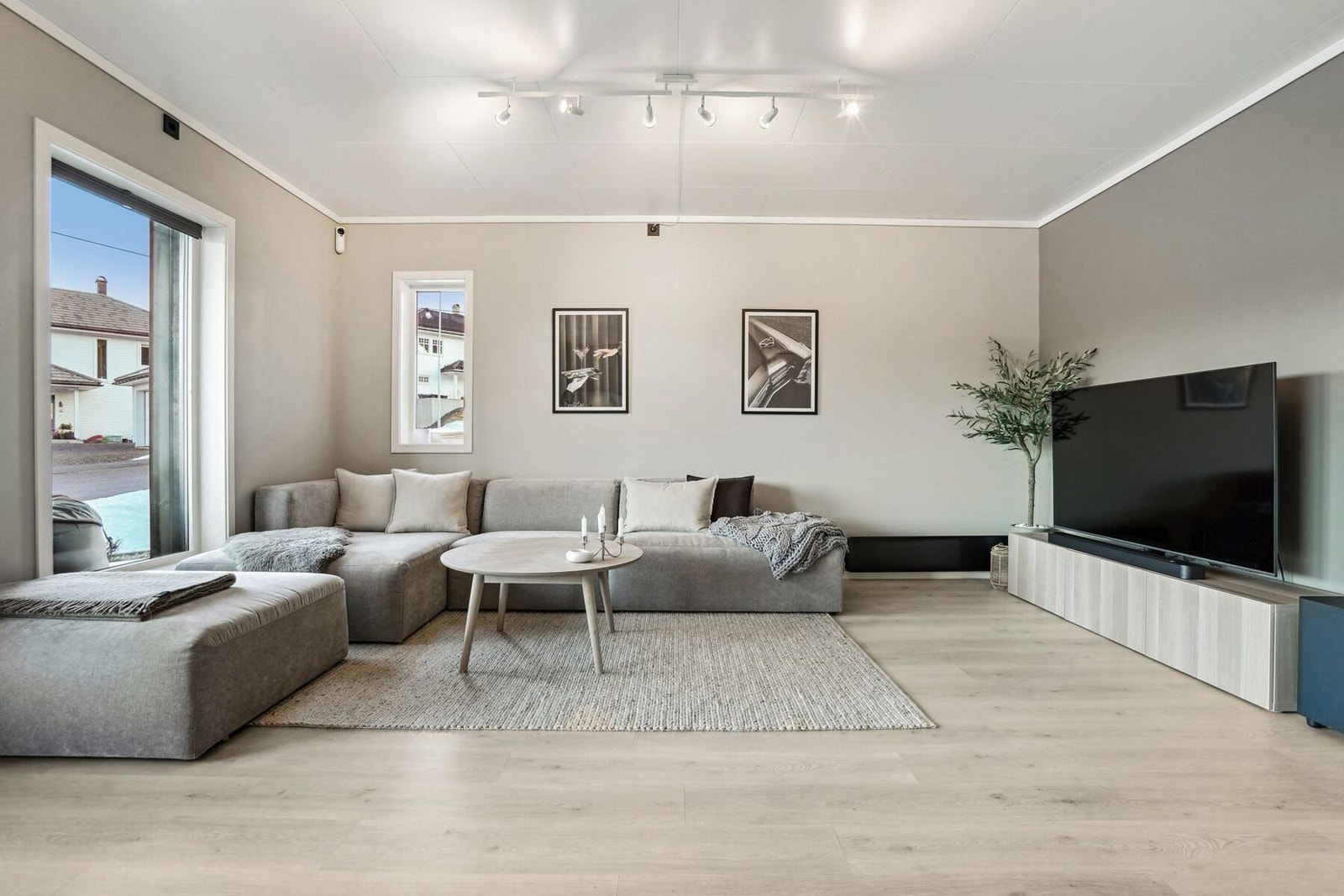 Dette er en lekker eierleilighet som holder en svært god standard på innredninger og overflater, med minimal bruksslitasje. Galleribilde