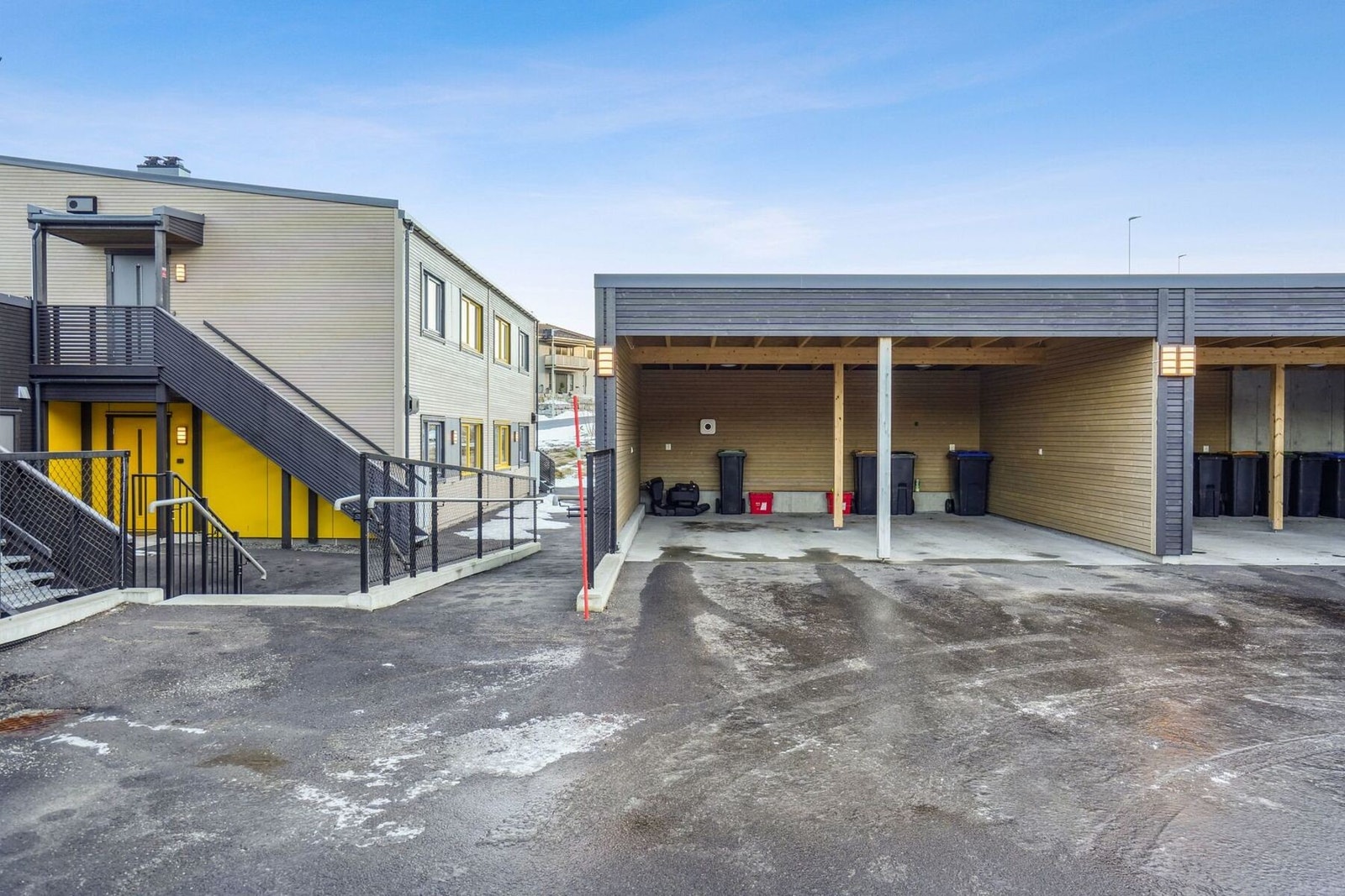 Området er å anse som rolig og barnevennlig, med lekeplass for barna like ved. Galleribilde