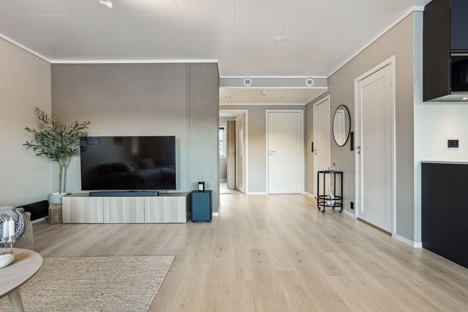 Gulvet er belagt med et flott laminat, veggene er i ført tidsriktige fargevalg. Galleribilde