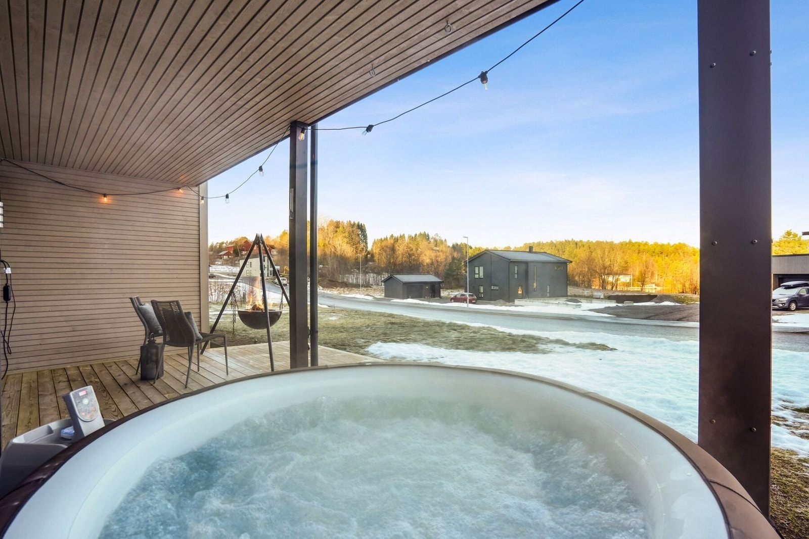 Terrassen blir fort et hyggelig samlingspunkt for familie og venner med god plass til både grillen og utemøblene - her kan man nyte lange dager og sene kvelder! Galleribilde