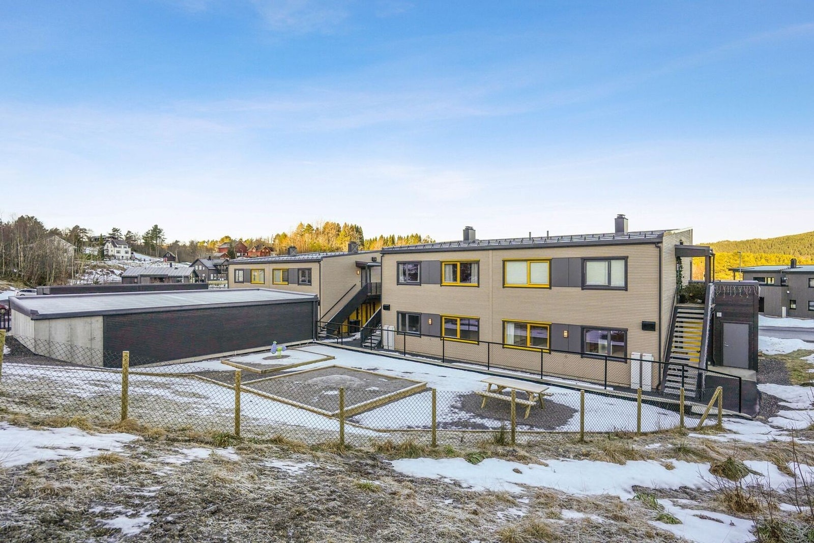 Her vil du bo i trygge omgivelser i et naturskjønt område, med kort vei til det du måtte trenge i det daglige. Galleribilde