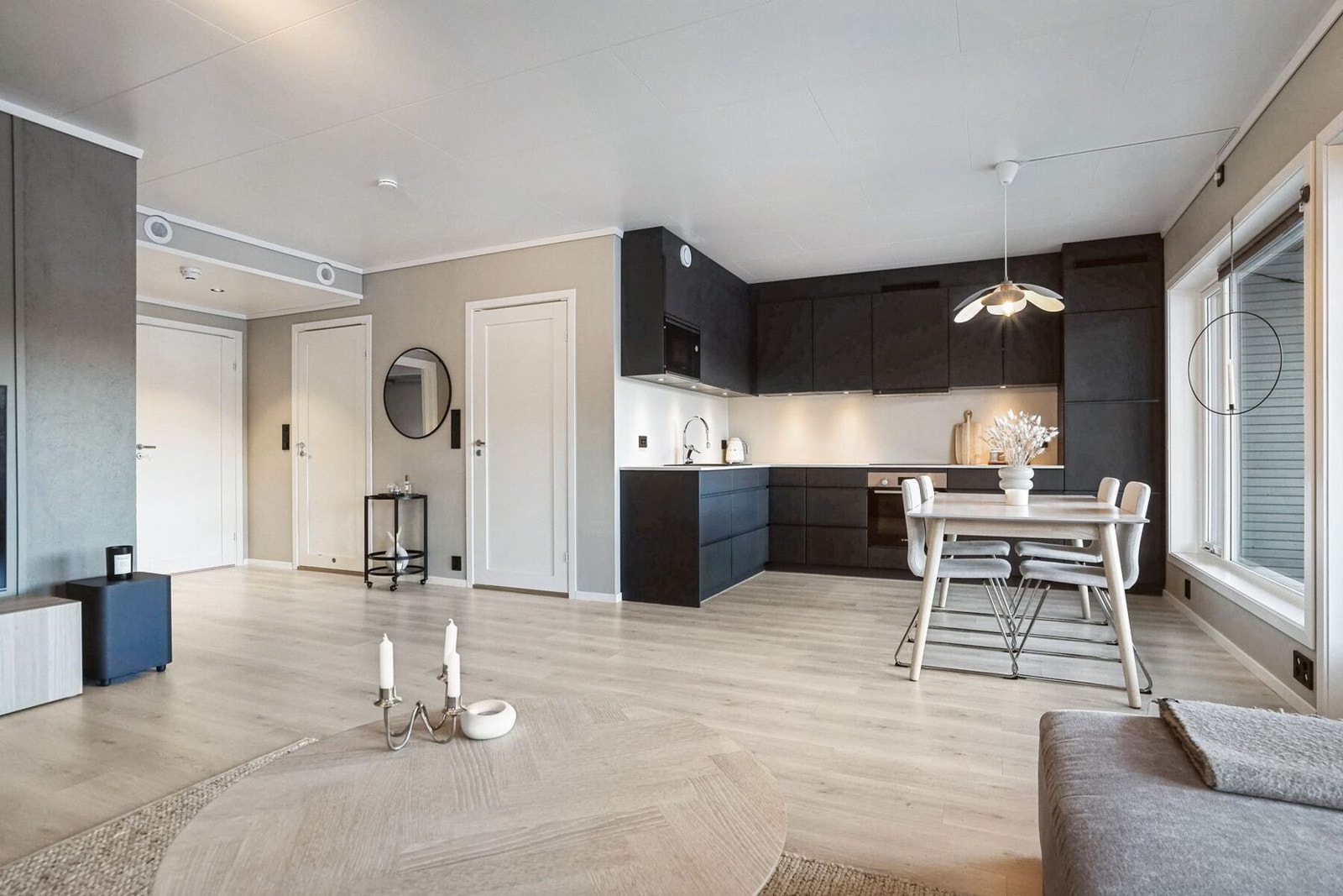 Stuen er i åpen løsning med kjøkkenet og har en praktisk utforming som gjør det enkelt å møblere med både spise- og sofagruppe. Galleribilde