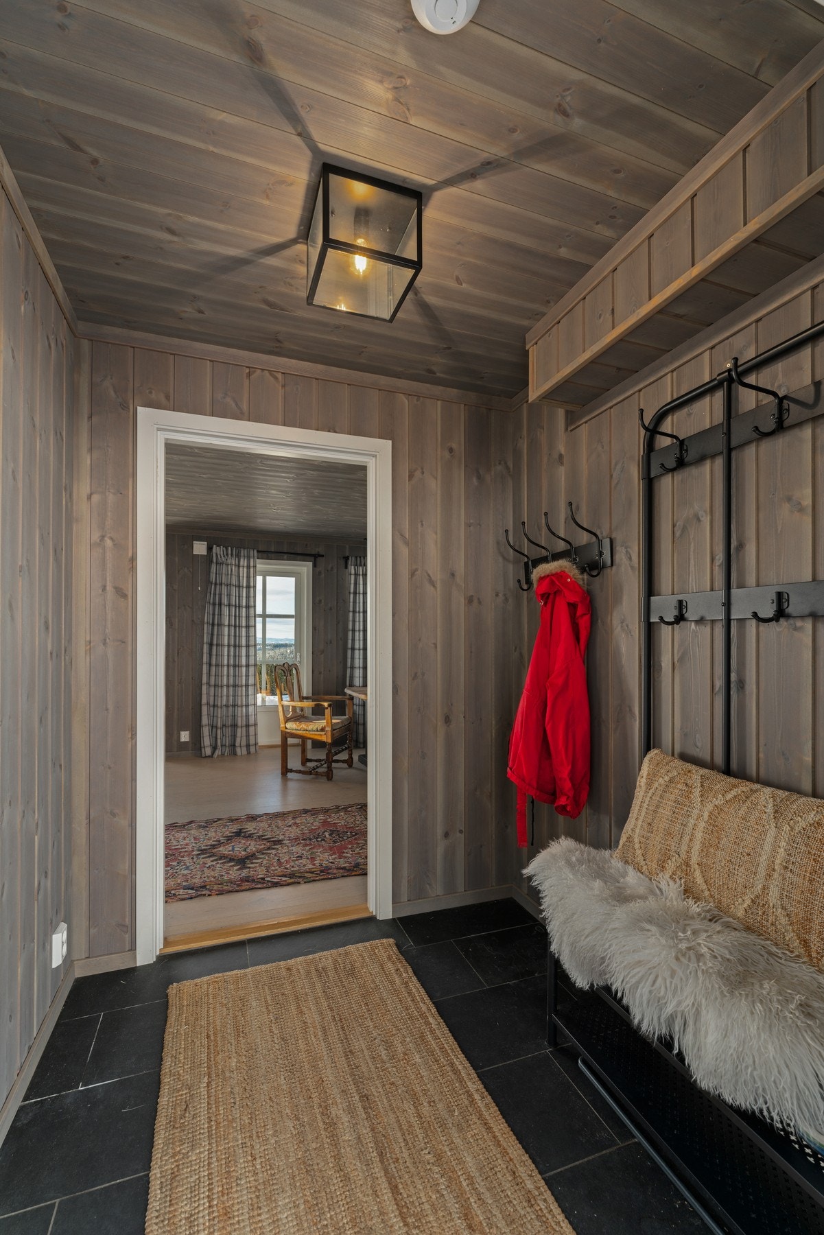 Hyggelig entré, plass til å henge fra seg ytterklær og sette fra seg sko. Galleribilde