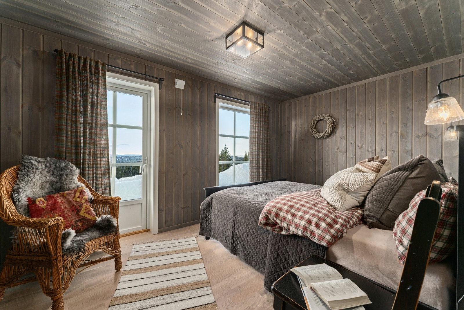 Det er totalt 4 soverom i hytta og dette er hovedsoverommet som også har utgang ut til platting. Galleribilde