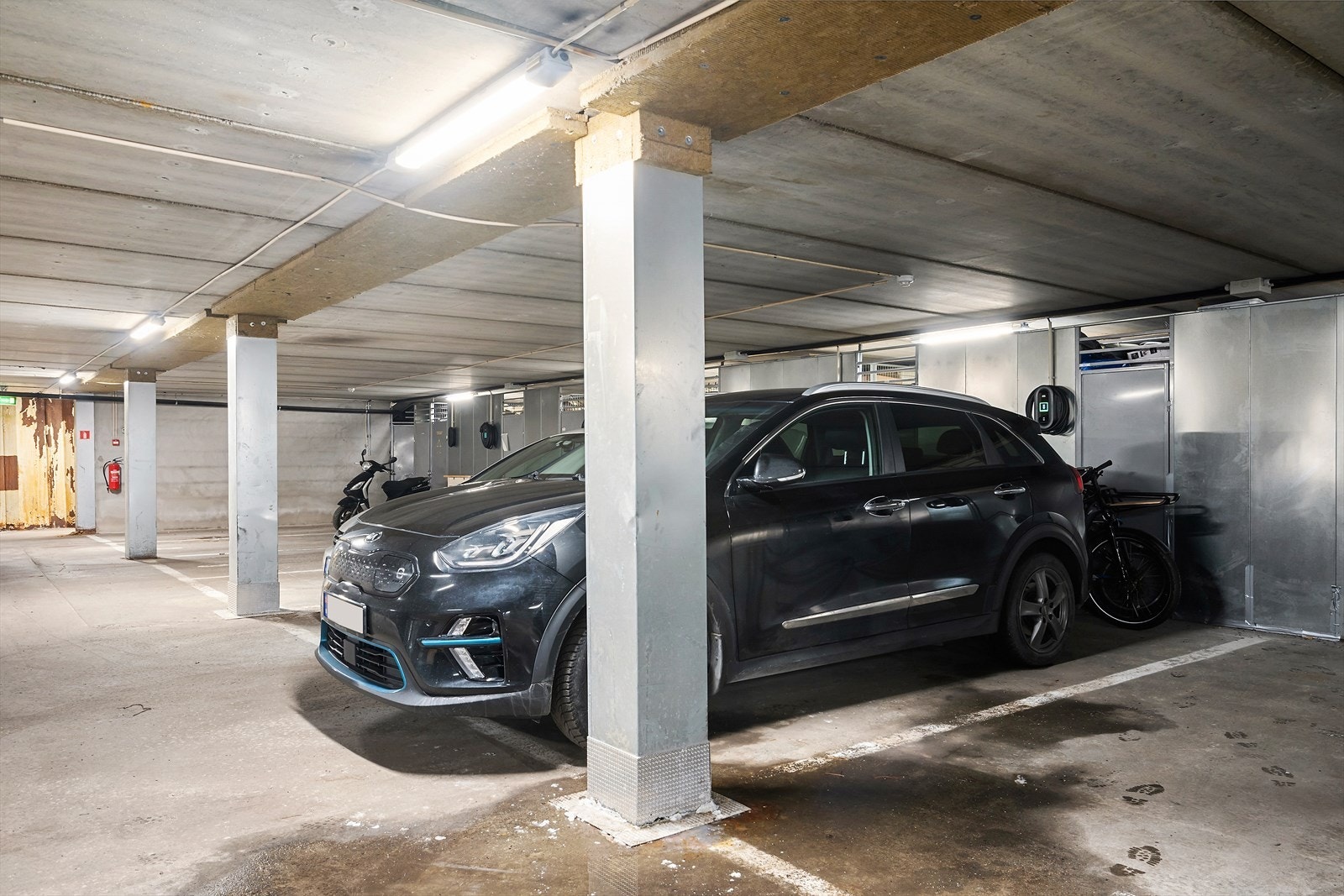 Det medfølger en biloppstillingsplass med el-billader samt bod i felles garasjeanlegg Galleribilde