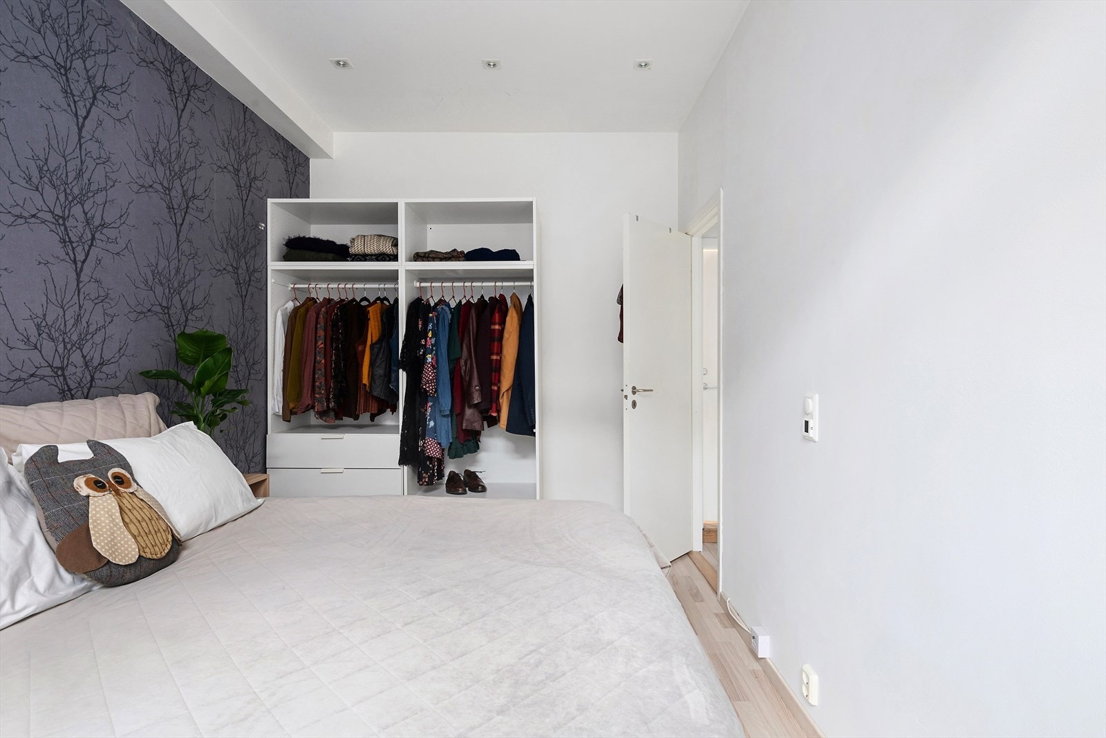 Soverommet har plass til stor dobbeltseng og er utstyrt med garderobe. Downlights i himling Galleribilde