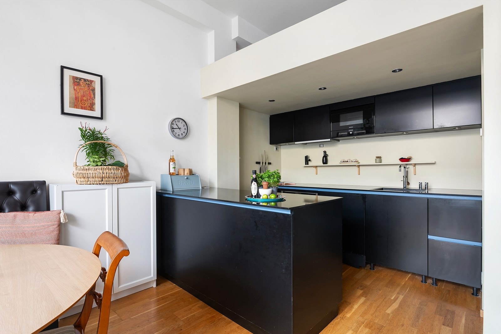 Kjøkken med kjøkkenøy, godt med benkeplass, Quooker(kokende vannkran), ventilator og integrerte hvitevarer Galleribilde