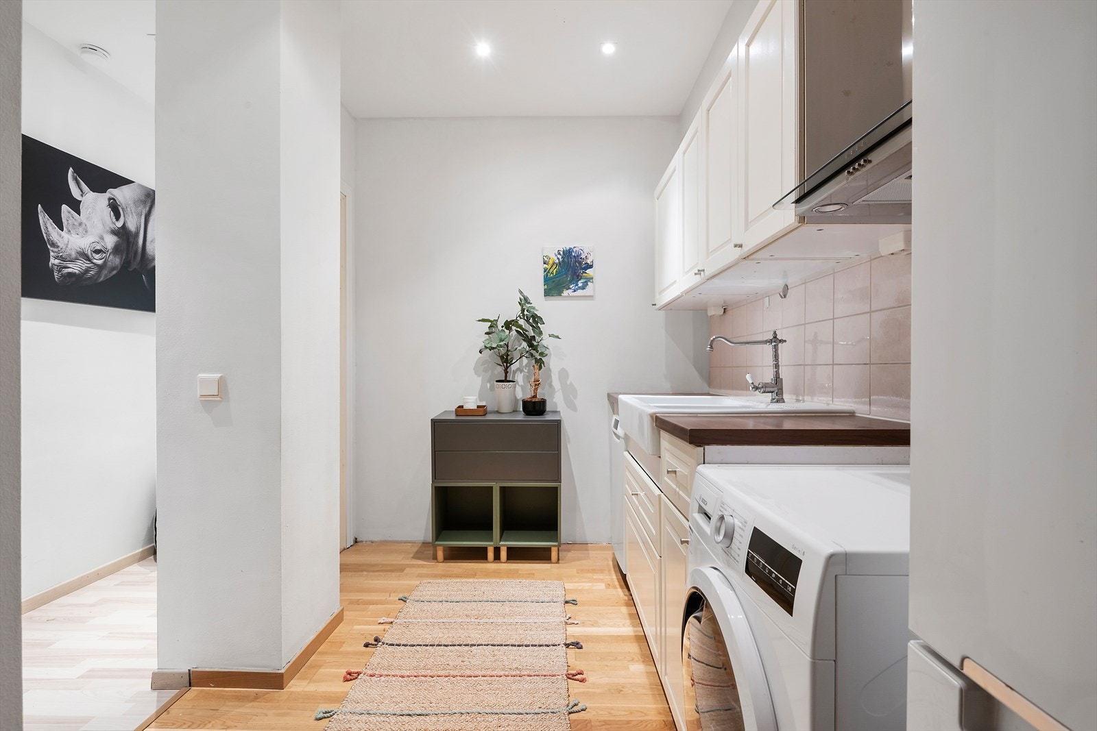 Kjøkken i underetasje med opplegg for vaskemaskin og oppvaskmaskin samt plass til kjøleskap/fryseskap. Galleribilde