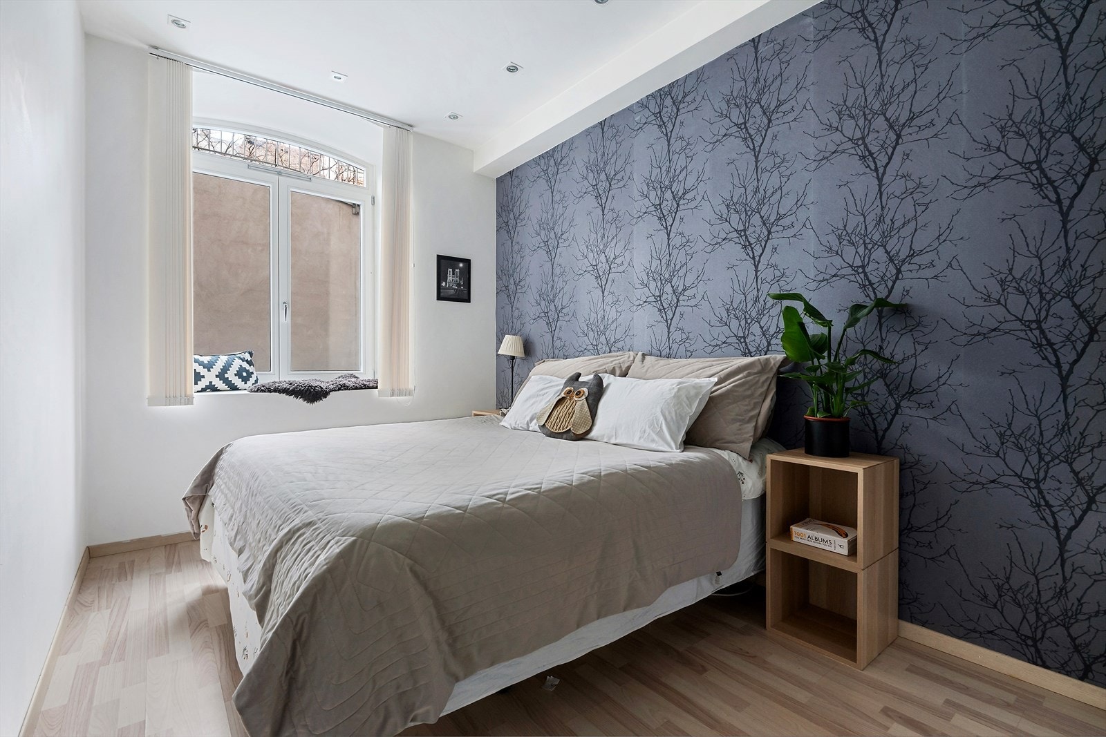 Hovedsoverommet har god plass til stor dobbeltseng og garderobe. Downlights i himling Galleribilde