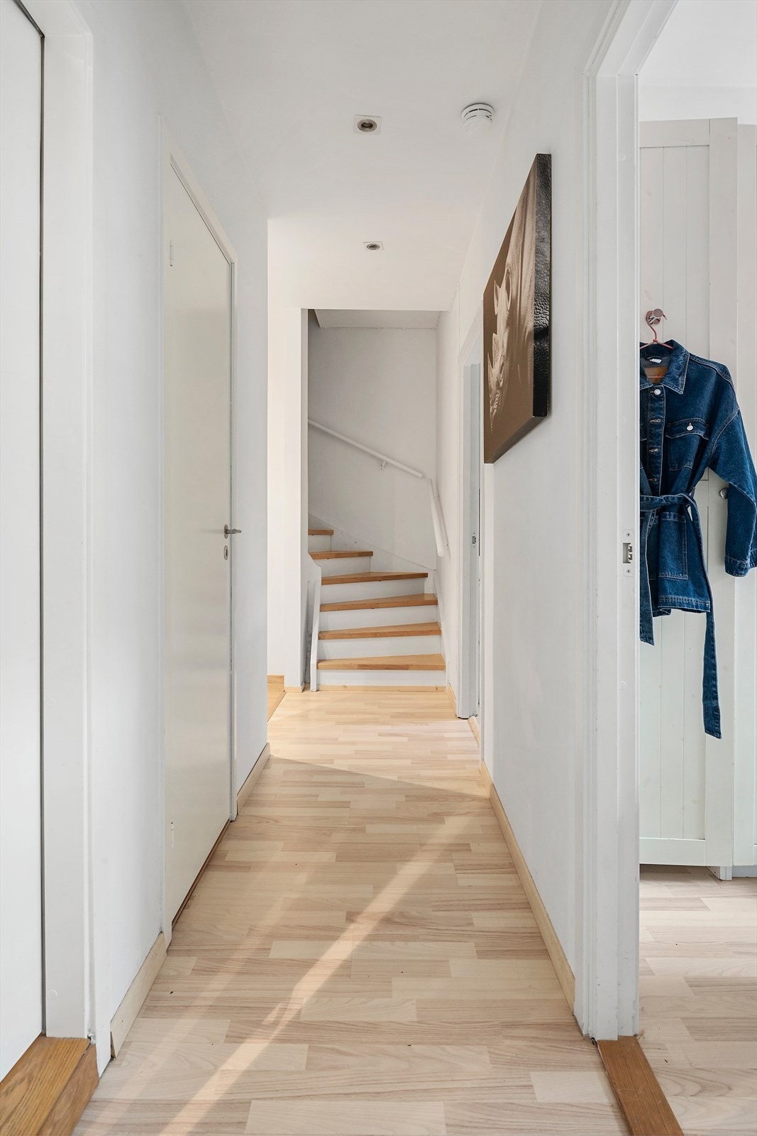 Underetasje med varme i gulv, god takhøyde og store vinduer. Tre soverom, kjøkken og bad. Galleribilde