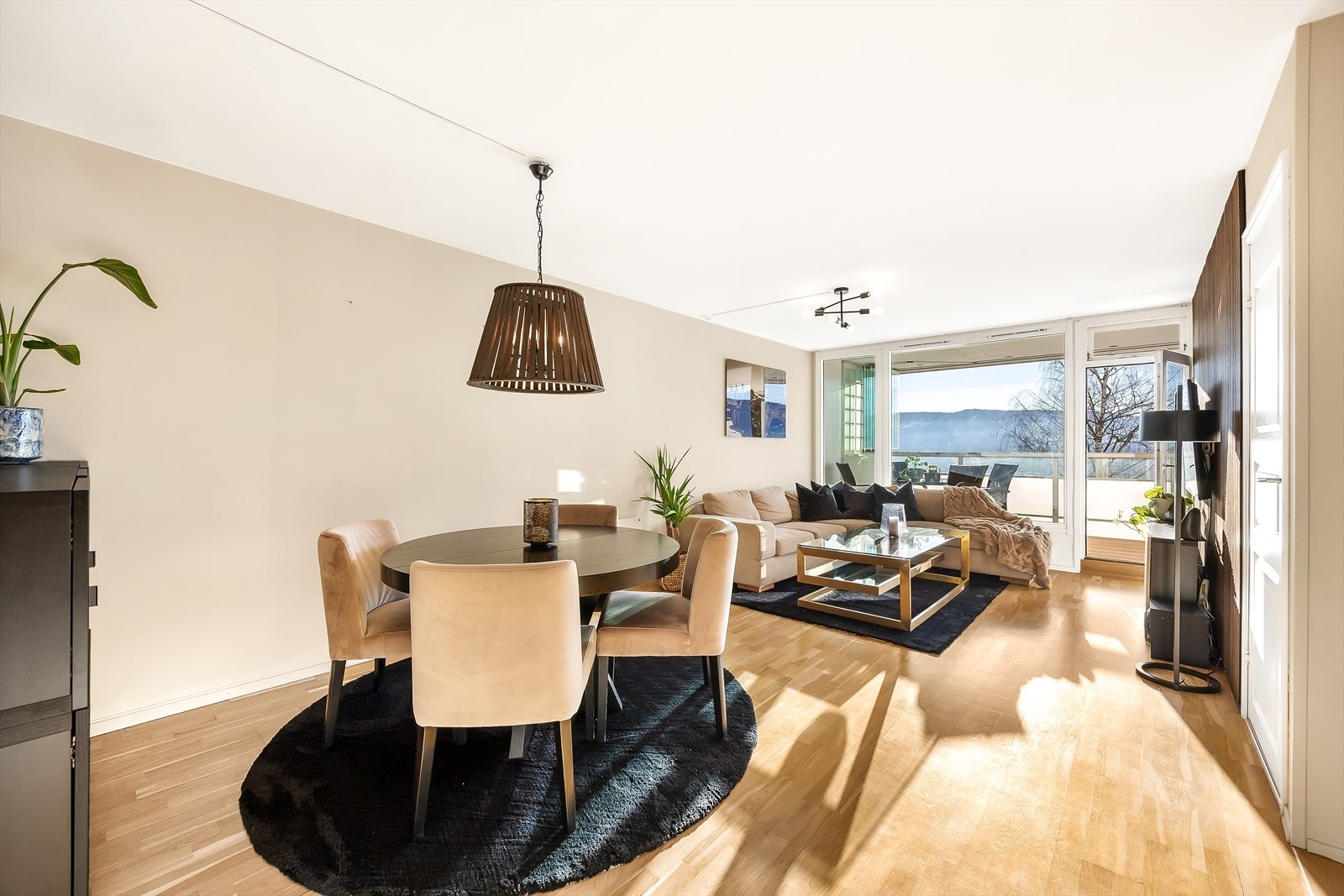 Stue og spisestue med stilrent interiør og parkett. Galleribilde