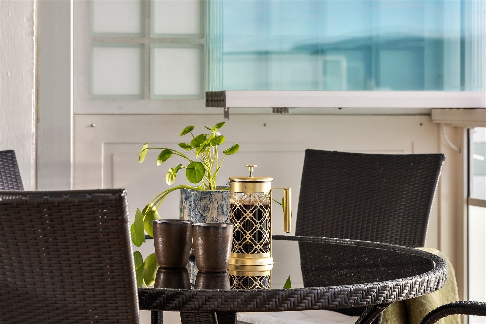 God plass til sittegruppe på balkongen. Galleribilde