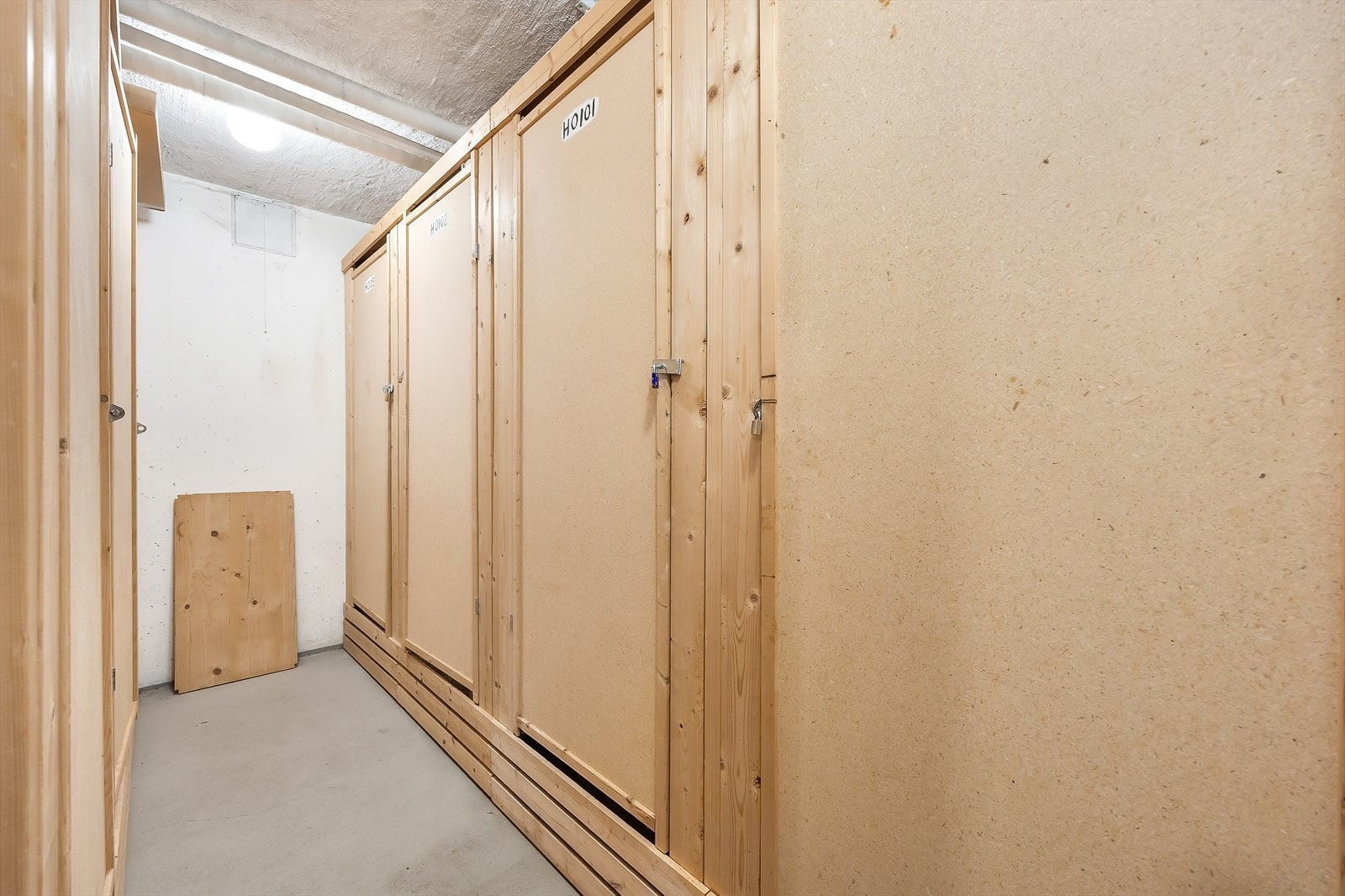 Romslig bod i kjelleren for praktisk lagring. Galleribilde
