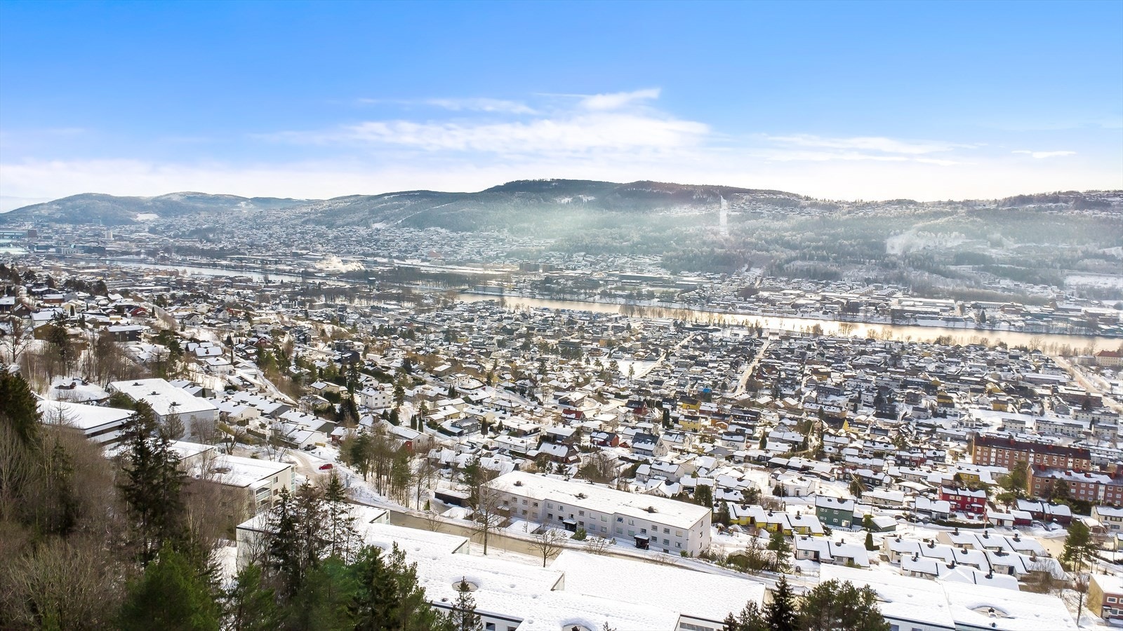 Dronefoto fra bak bygget Galleribilde