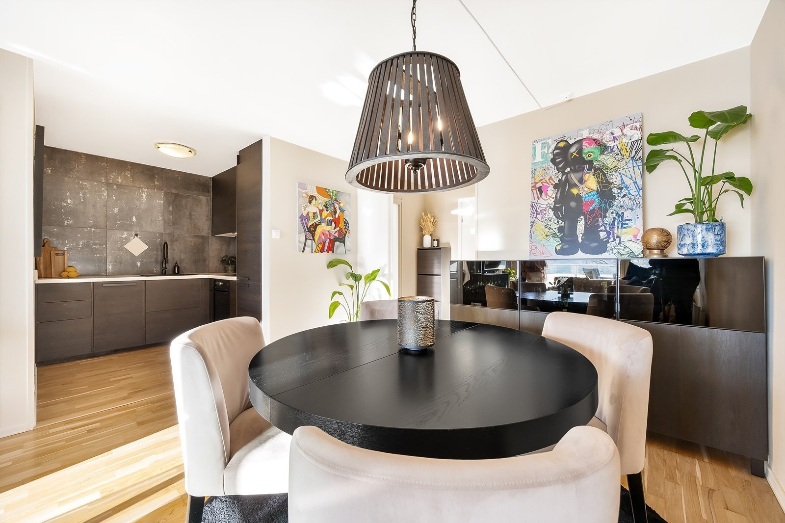 Elegant spisestue med åpen løsning til kjøkkenet. Galleribilde