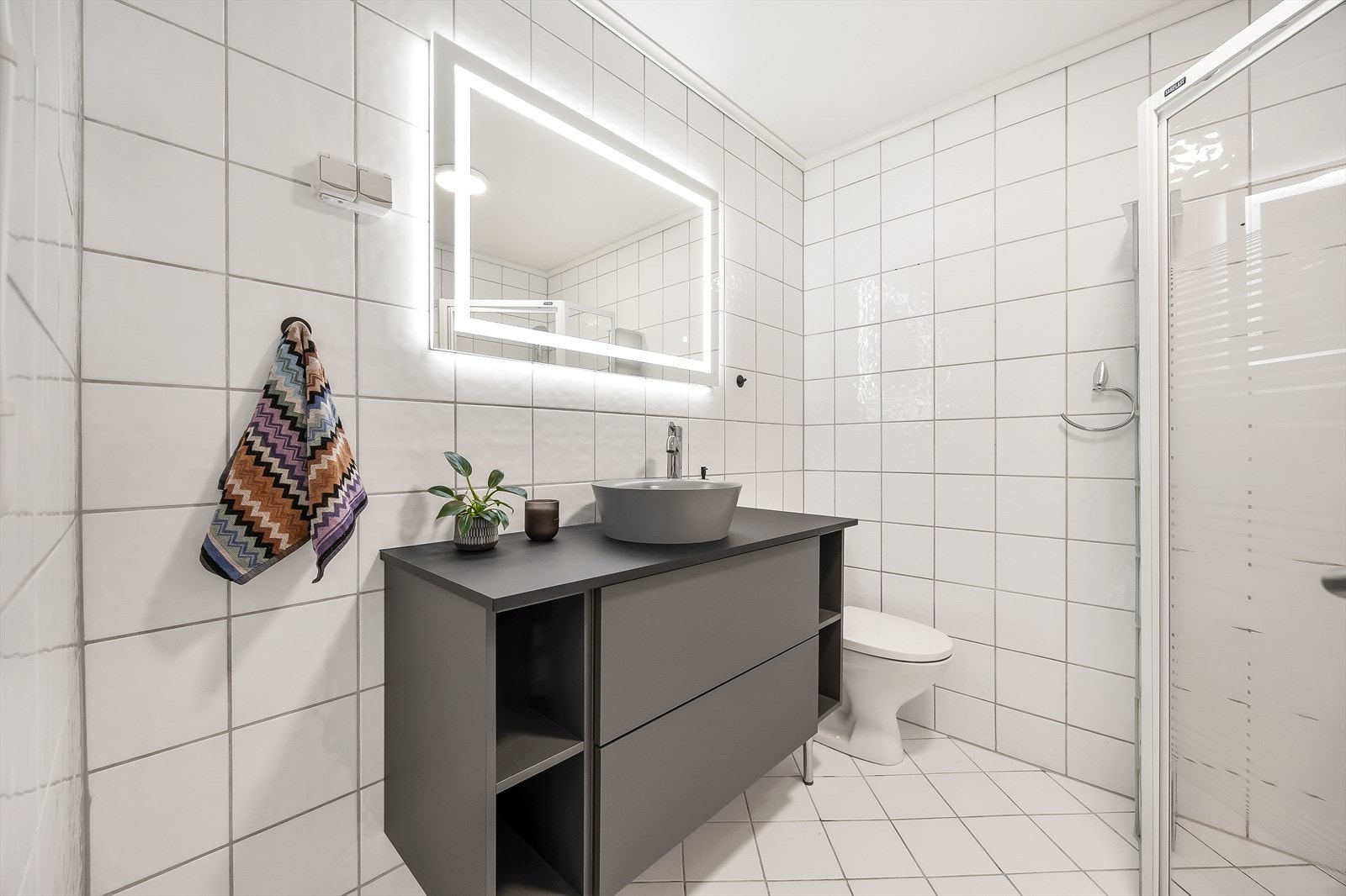 Baderom med moderne innredning og praktisk oppbevaring. Galleribilde