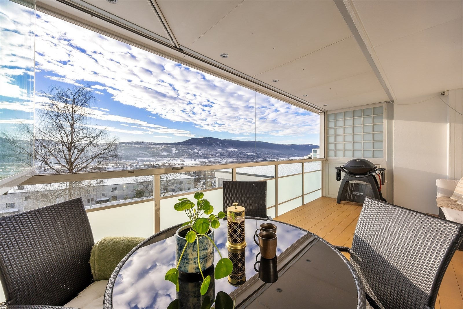 Stor innglasset balkong på 15m² med utgang fra stuen som har utsikt mot øst Galleribilde