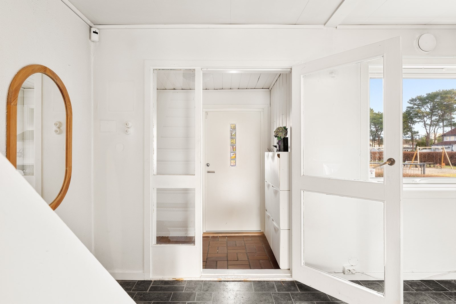 Fra inngangsparti kommer man inn i entré/gang med plass til å henge fra seg yttertøy. Galleribilde