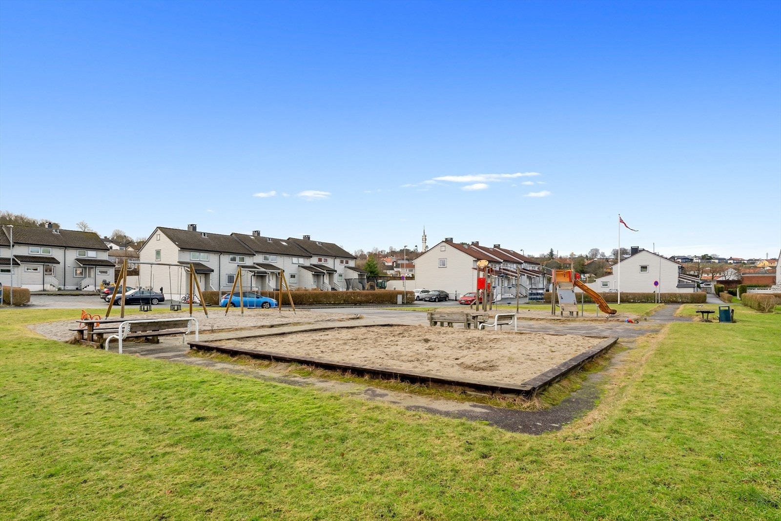 Borettslaget har en stor felles tomt som er opparbeidet med gode grøntområder, lekeplasser og fotballøkke. Galleribilde