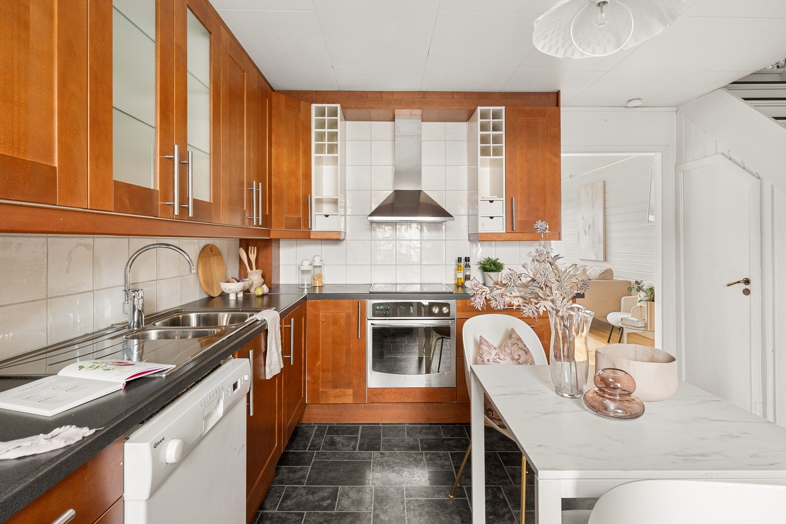 Kjøkkenet har godt med skap- og benkeplass. I tilknytning til kjøkkenet er det plass til spisebord. Galleribilde