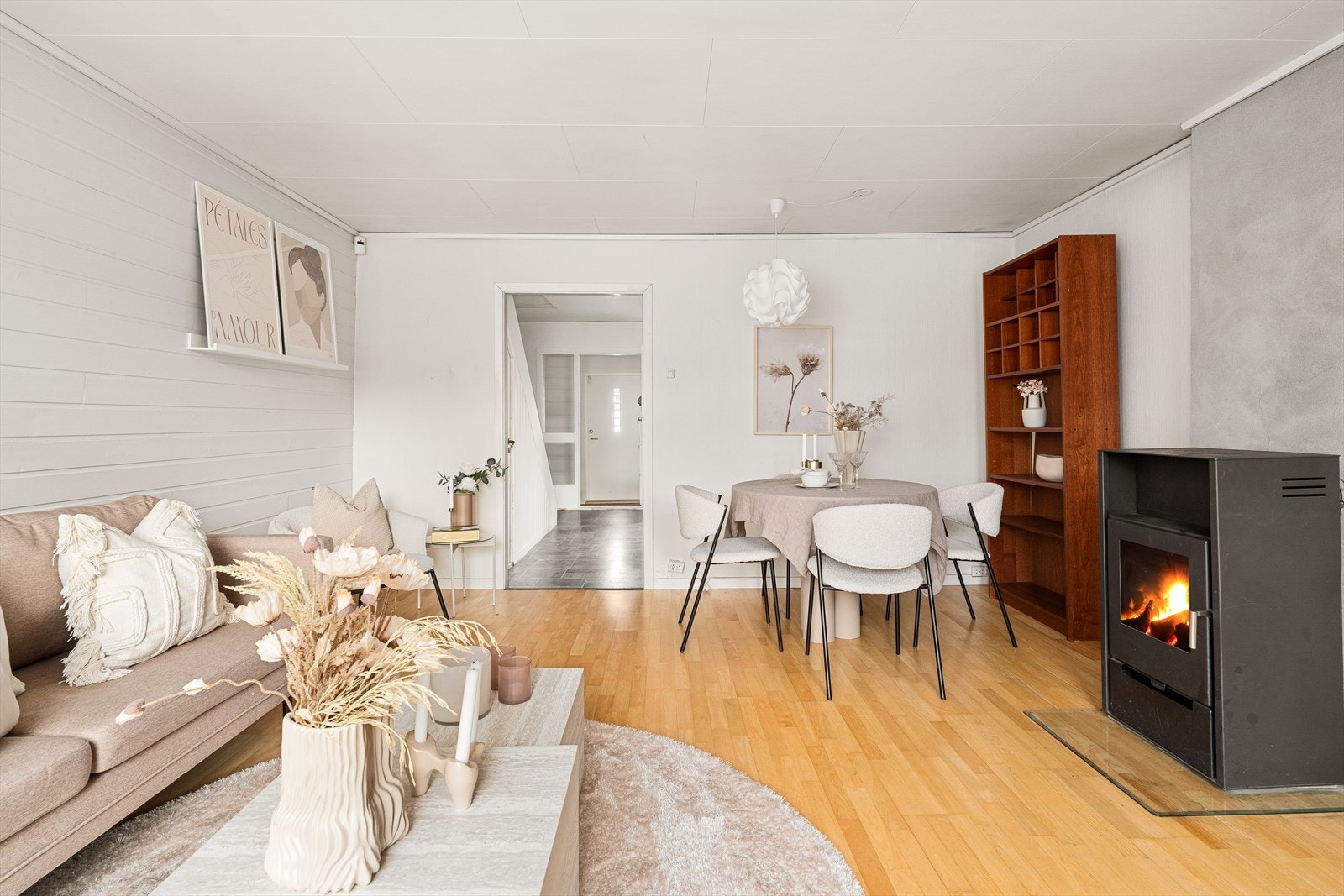 Det er god plass til sofagruppe og tv- benk i stuen. Galleribilde