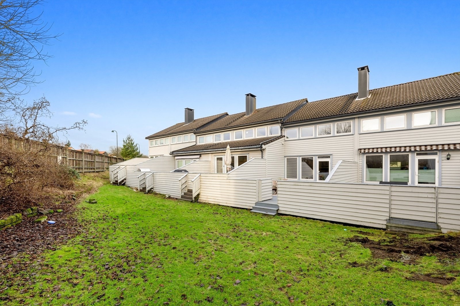 I Solsletteveien har man en barnevennlig og tilbaketrukken beliggenhet, samtidig som man er tett på kollektivtransport, skoler, barnehager og en sykkeltur unna byen Galleribilde