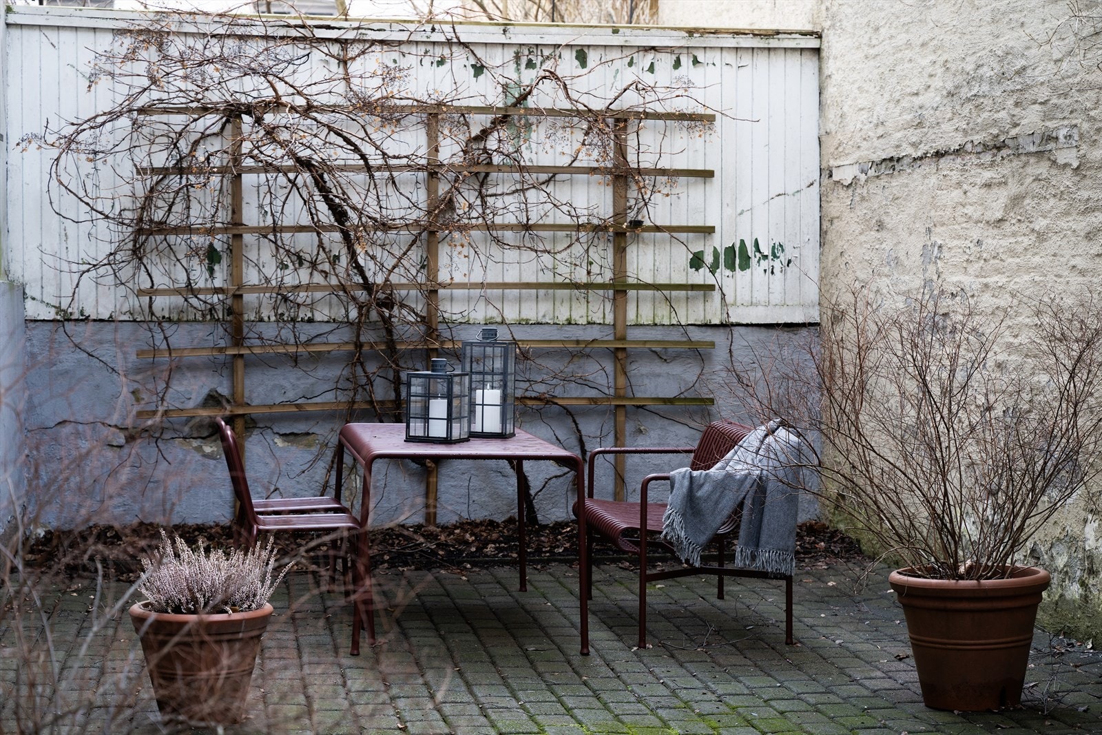 Hyggelig bakgård med sittegruppe og beplantning Galleribilde