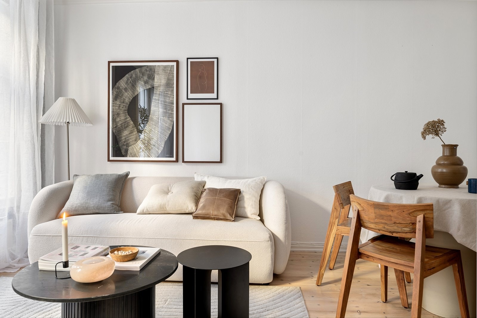 Det er god plass til sofagruppe med tilhørende mediemøblement og stuebord samt en hyggelig spisegruppe Galleribilde