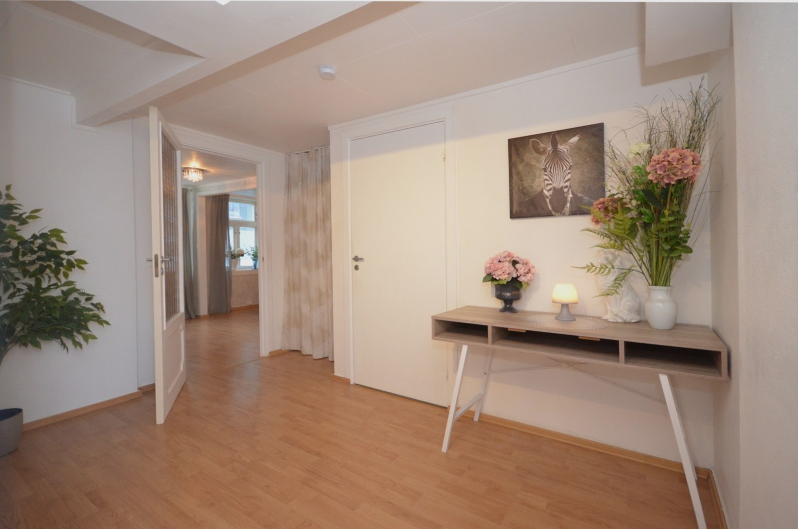 Store entre med garderobe. Plass til sitte- eller arbeidsplass. Galleribilde