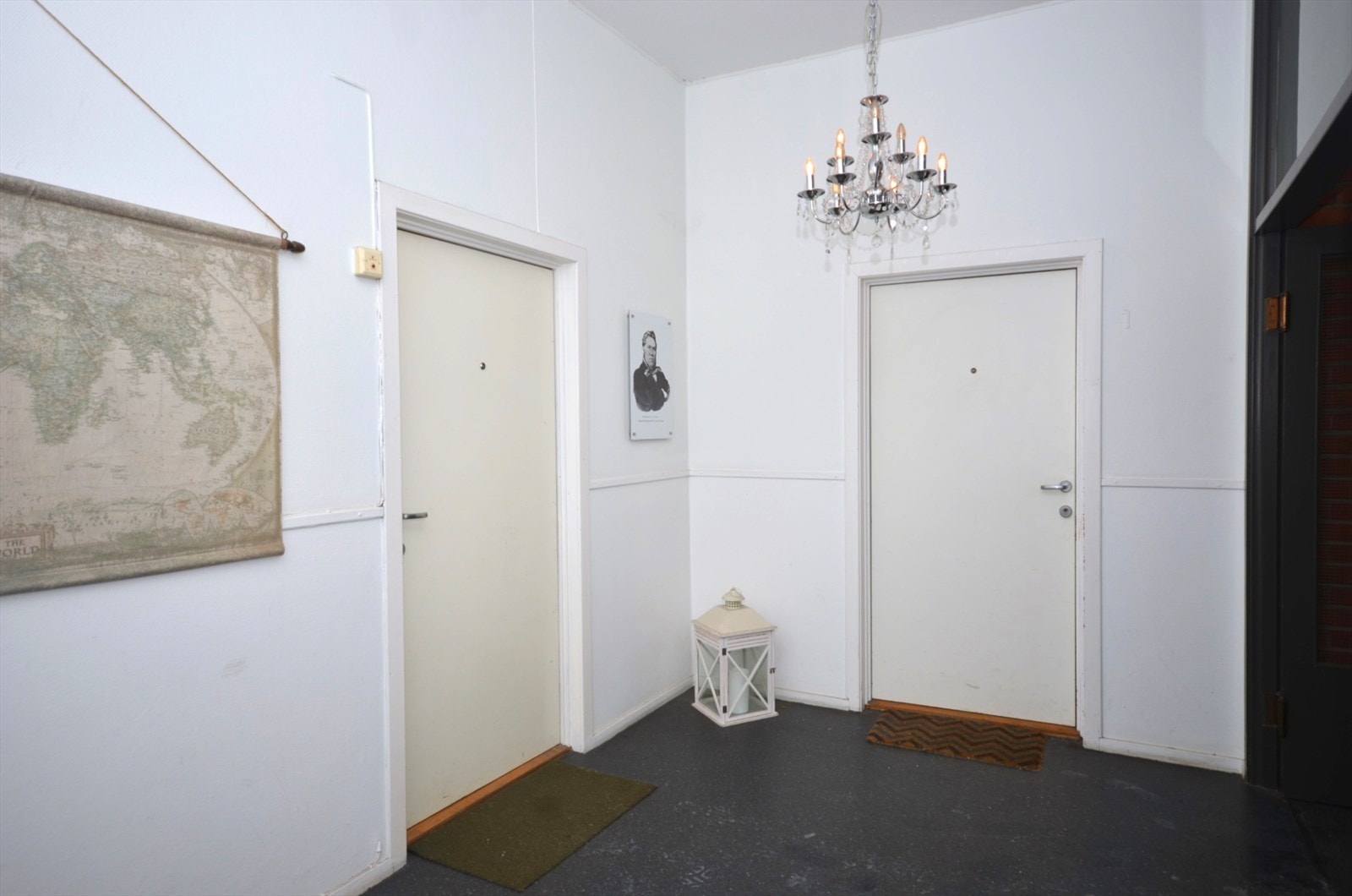 Fellesoppgang til vaskeri og boder på loft. i teglstensbygget, inngang fra forsiden. Galleribilde