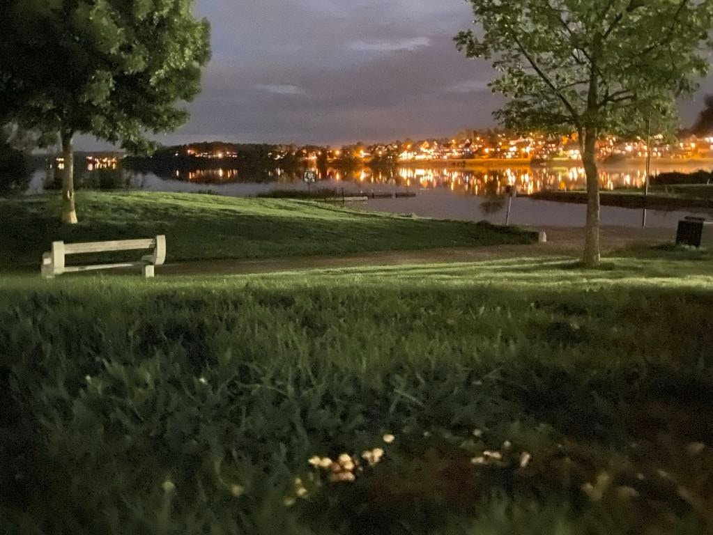 Uteområder med benker, bord. Fint for sosiale treff om sommeren, eller spaserturer. 300 meter fra leiligheten. Galleribilde