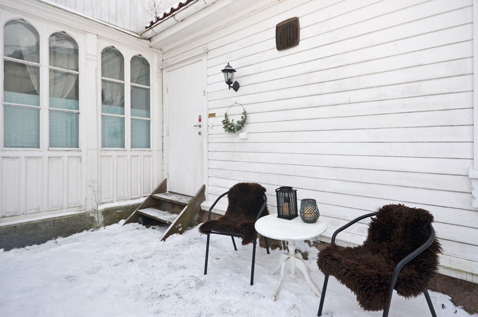 Separat, privat inngang fra terreng. Plass til koselig uteplass. Galleribilde
