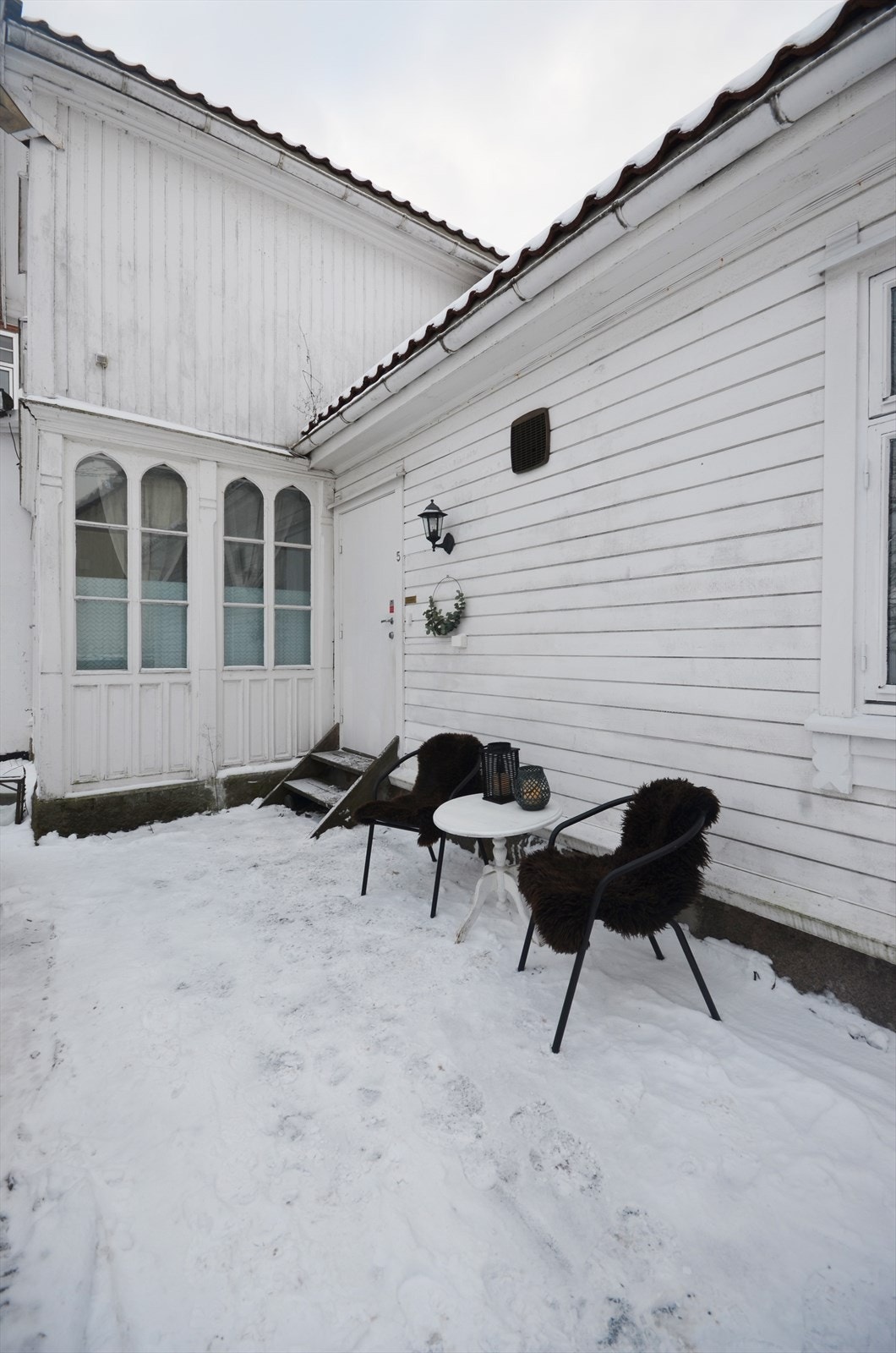 Egen, privat inngang fra terreng som gir "enebolig"-følelse. Galleribilde