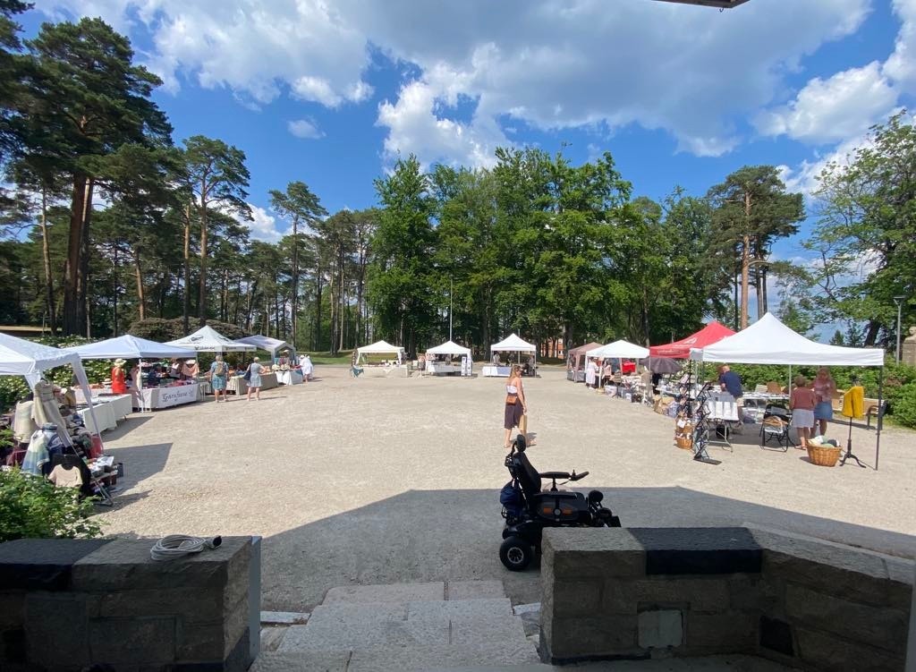 Kulåsparken med årlige utendørs strikkemarked, konserter og andre kulturelle aktiviteter 300 meter fra leiligheten. Bildet er fra strikkemarkedet i 2023. Galleribilde