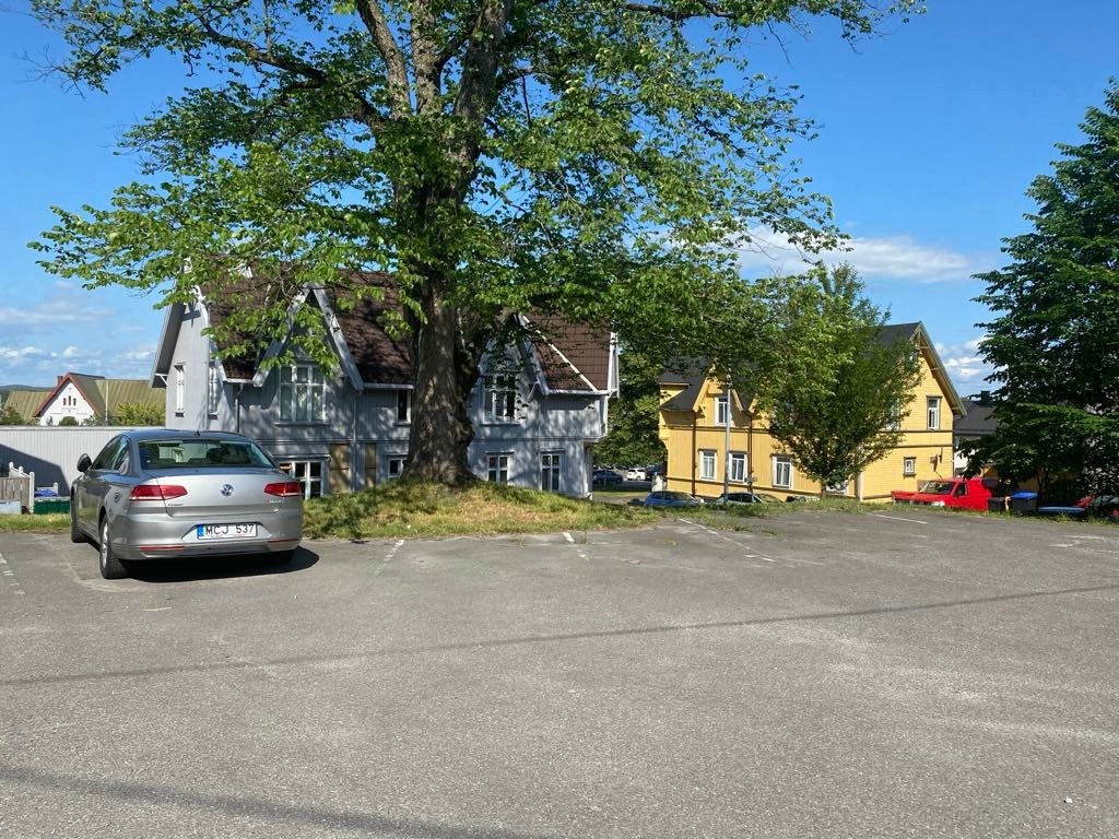 Bakgården med parkering for andelseierne. Galleribilde