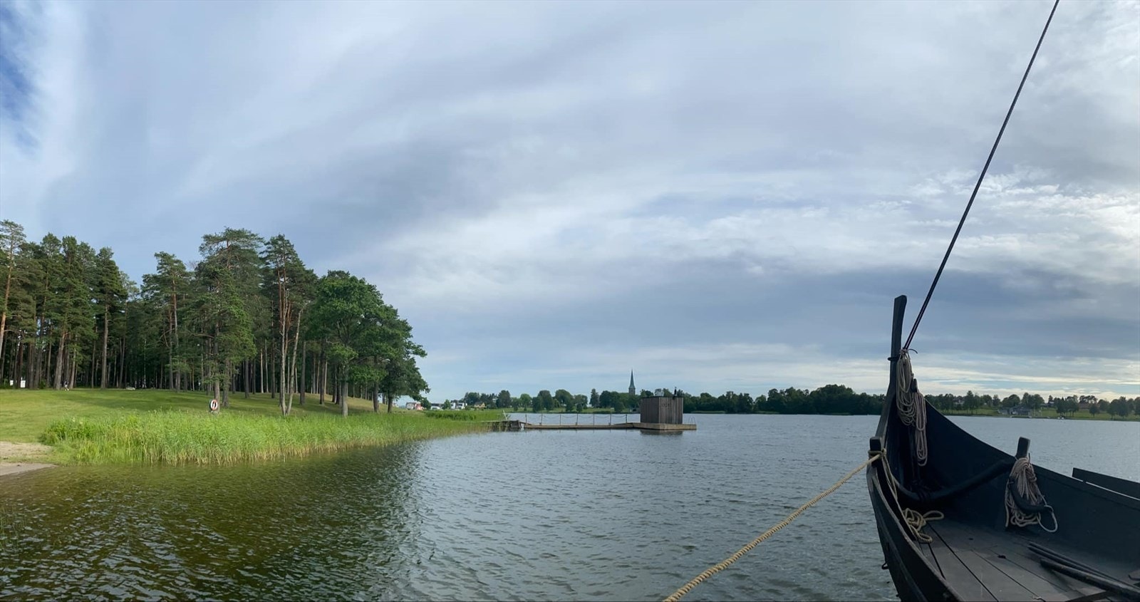 Tunevannet hvor det årlig gjennomføres Olavsspelet , og man ser rekonstruksjon av et vikingskip liggende til kai. Det er også et årlig vikingmarked i skogen ved Tunevannet. Her i området med det kjente Tuneskipet fra vikingtiden. Galleribilde