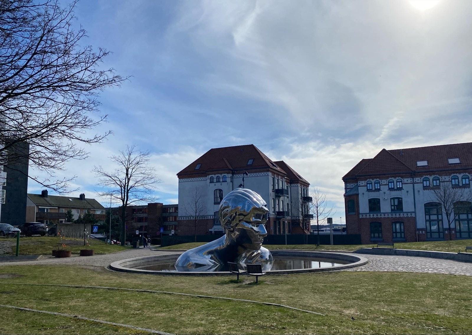 400 meter fra leil. er en liten skulpturpark med et basseng. Skulpturen er en ung versjon av Olav Den Hellige, som grunnla Sarpsborg by, og gjorde den til den første hovedstaden i Norge. Galleribilde
