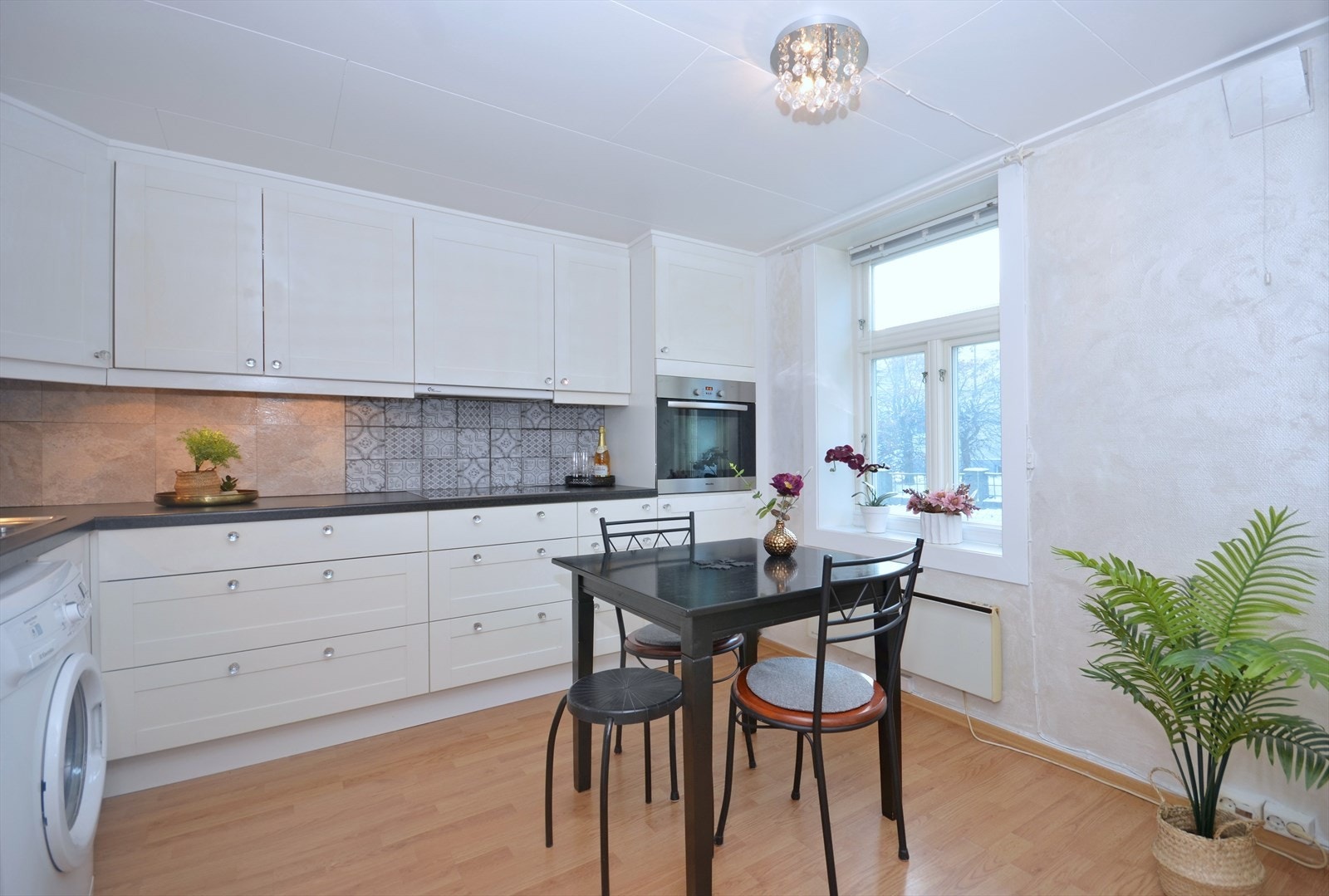 Romslig, moderne kjøkken med plass til spisebord. Galleribilde