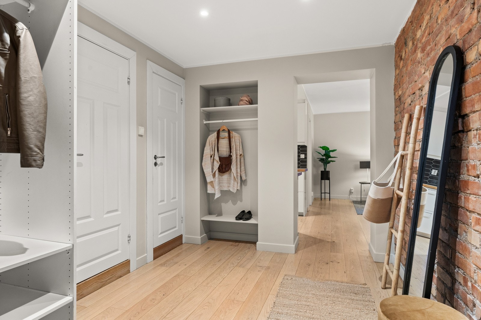 Leiligheten har en romslig entré, med downlights i himling Galleribilde