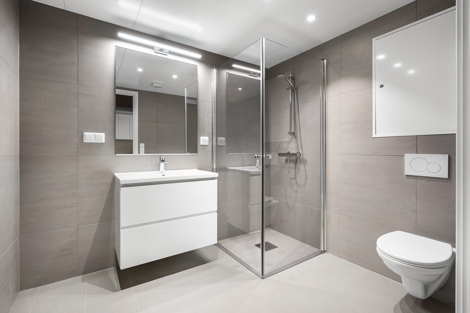 Baderommet er delikat, romslig og flott. Videre er badet flislagt og har gulvvarme. Det er innfelt downlights i himlingen og selvsagt er det opplegg og plass til vaskemaskin og tørketrommel. Galleribilde