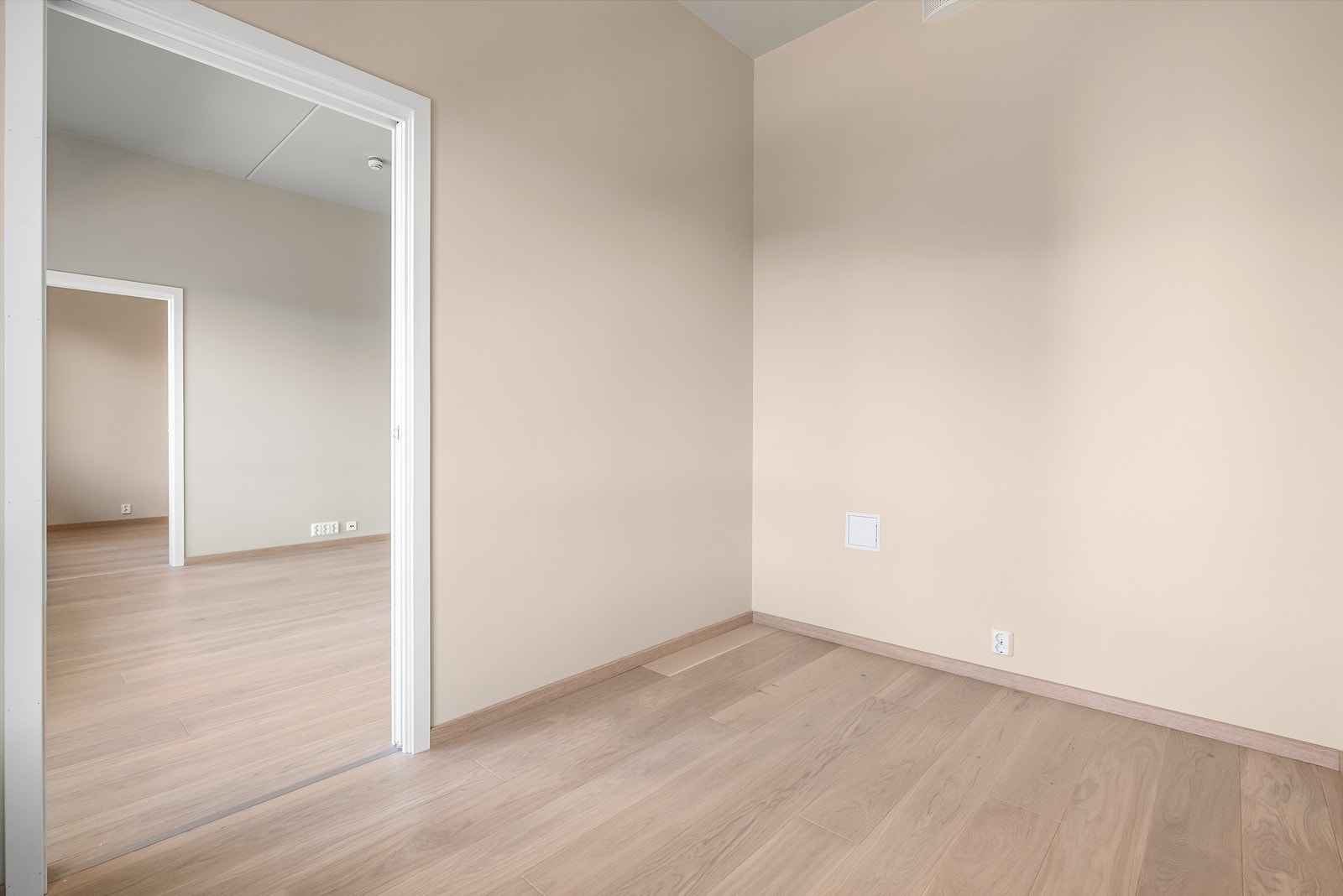 Soverom 2 egner seg ypperlig som barnerom, gjesterom eller kontor - alt etter behov. Rommet egner seg også for utleie hvis en skulle trenge å spe på med ekstra inntekter. Galleribilde