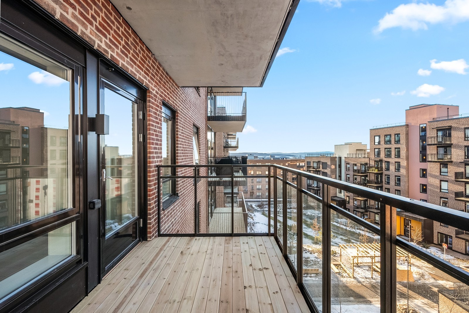 Leilighetens balkong er romslig og er på ca 9 kvm. Her kan du enkelt innrede med både utemøbler, beplantninger og gassgrill. (Til info så ser utsikten her ut som om at at den er lengre unna enn den egentlig er). Galleribilde