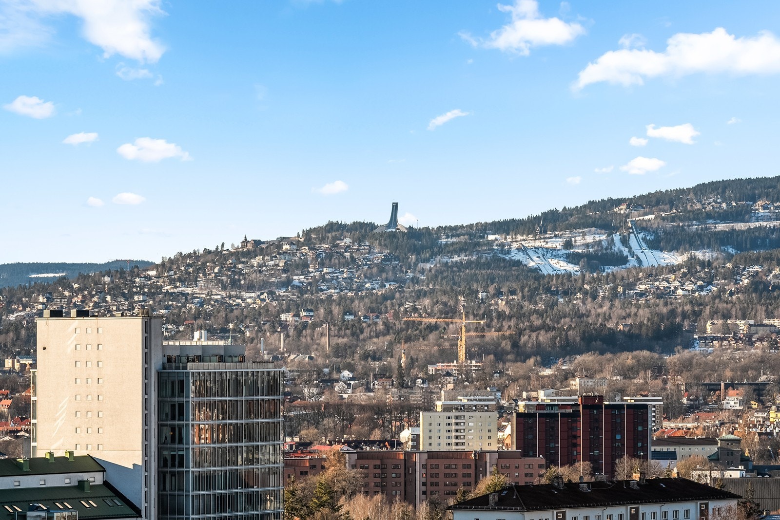 Her har du blant annet en imponerende utsikt mot Holmenkollen, som gir en fantastisk ramme for avslapning og sosiale samlinger. Galleribilde