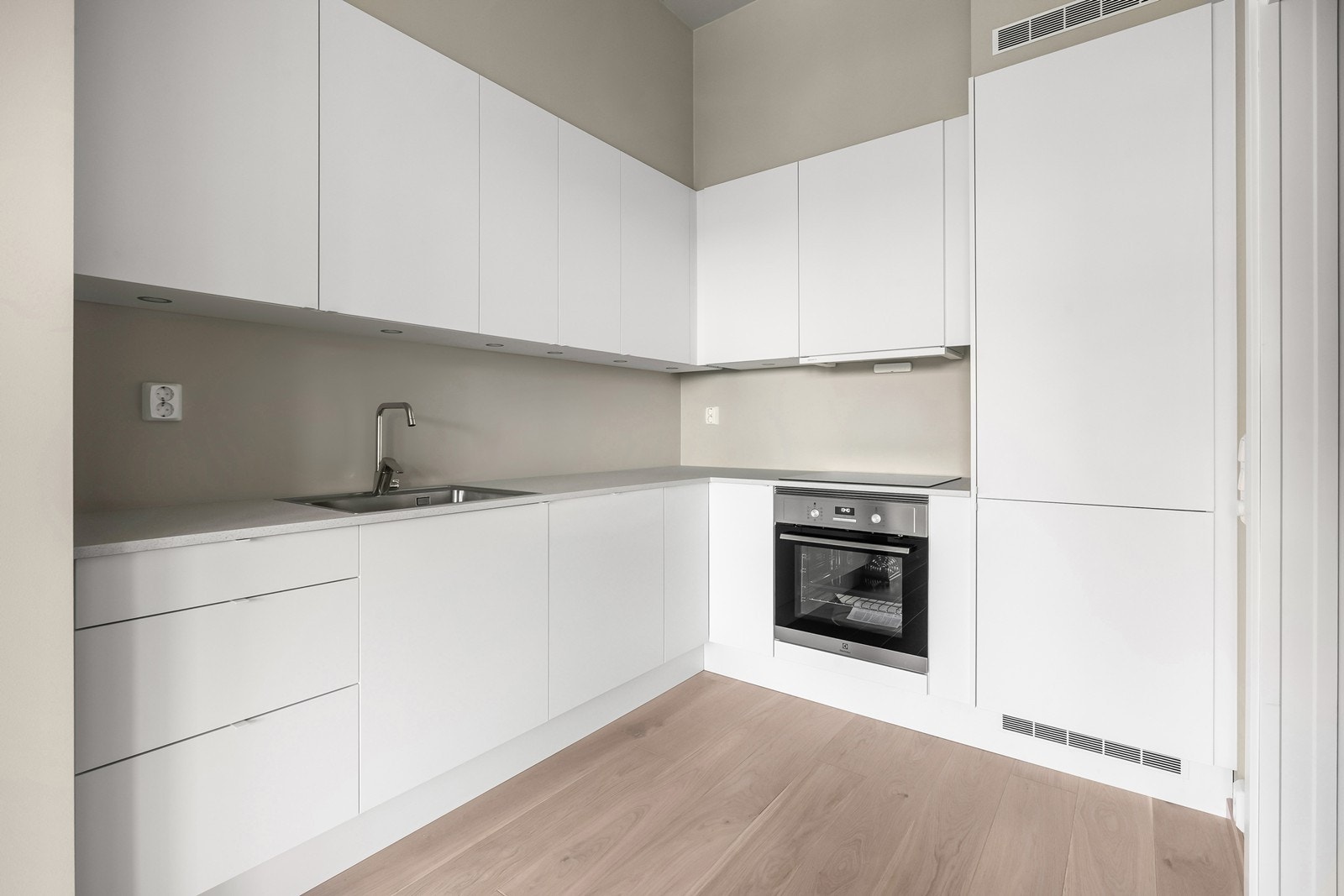 Belysning over benkeplaten gir godt arbeidslys. Galleribilde