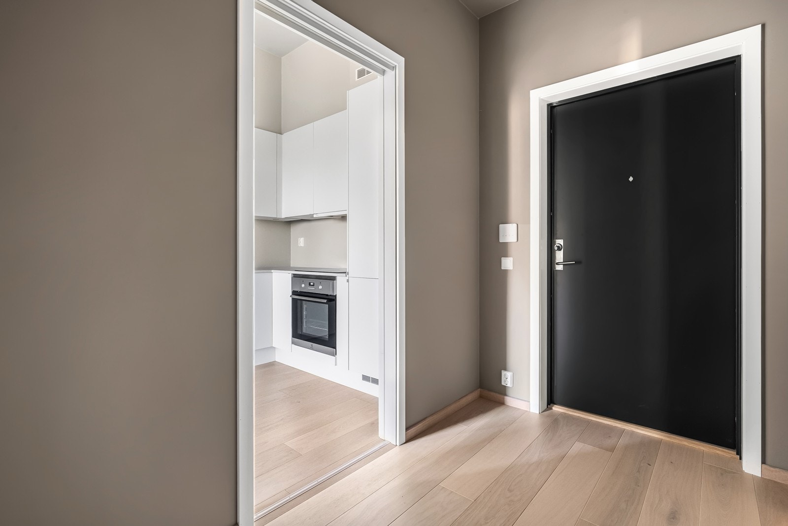 Leiligheten har en innbydende entré som gir et svært godt førsteinntrykk. Her er det også downlights i himling. Galleribilde