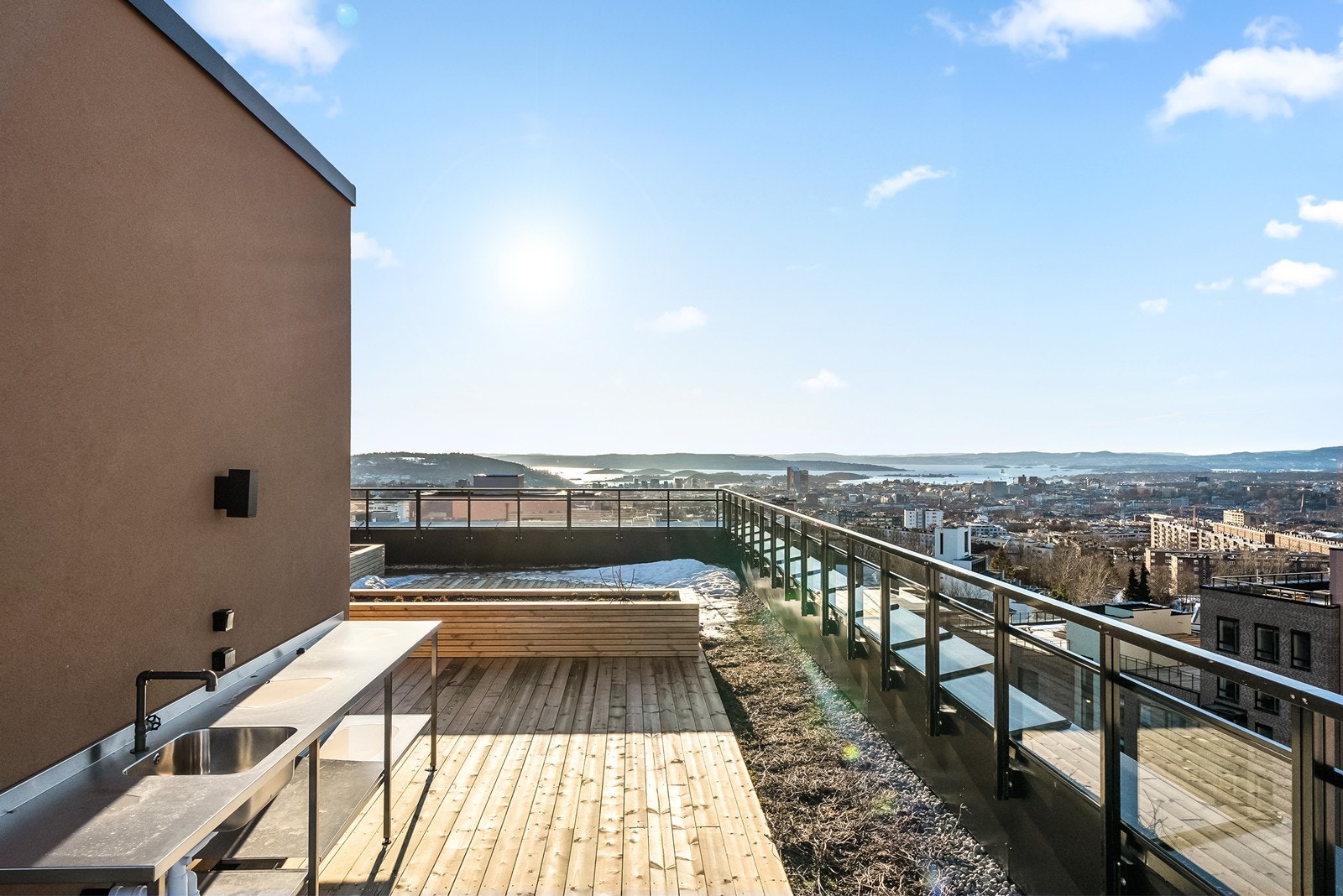 I tillegg til den fantastiske utsikten er det også sol fra tidlig morgen og helt frem til solnedgang. Galleribilde