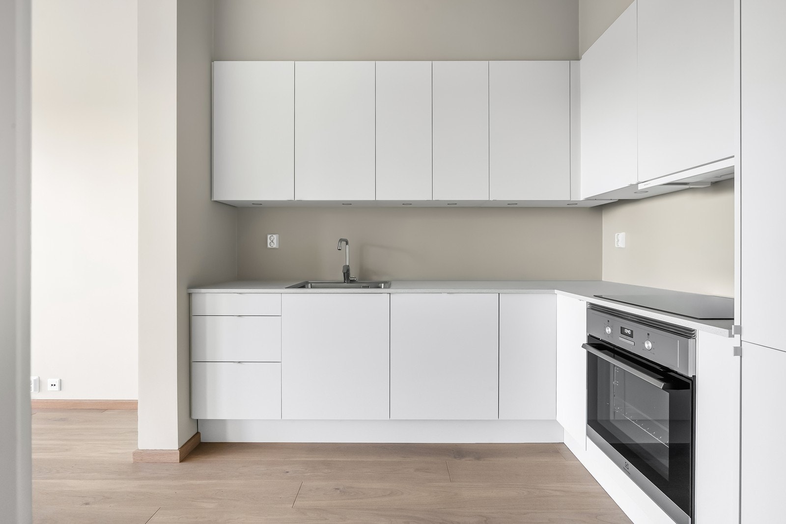 Det er avtrekk over kokeplassen, noe som sikrer et godt inneklima og effektiv ventilasjon. Galleribilde