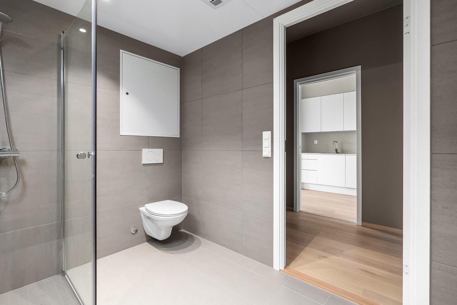 Badet har videre servant på innredning og dusjhjørne med svingbare dører. Da dette er et nybygg er det balansert ventilasjon. Galleribilde